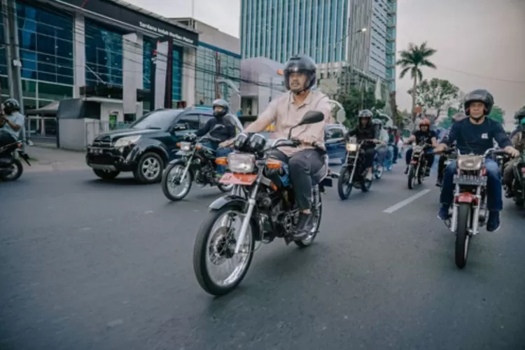 Bobby Nasution ngabuburit mengelilingi Kota Medan bersama&nbsp;komunitas&nbsp;motor All 2 Stroke Bikers Sumut. (Pemko Medan)