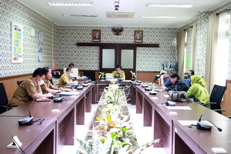 Bapemperda DPRD Kota Bandung melaksanakan rapat kerja perihal Tindak Lanjut Peraturan Daerah Lembaga Kemasyarakatan Kelurahan (LKK)