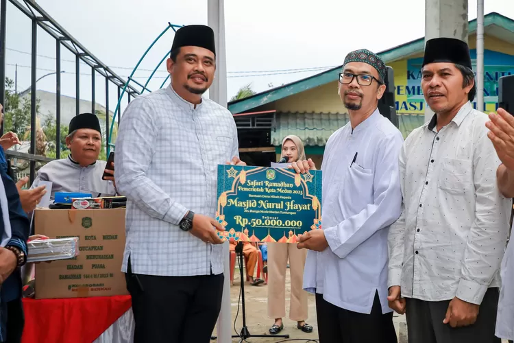 Cium Tangan Ibu Paruh Baya saat Safari Ramadan, Bobby Nasution: Kami Wujudkan Secepatnya (Pemko Medan)