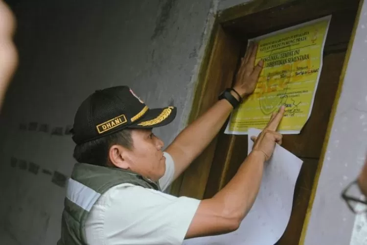 Penyegelan bangunan tak berizin yang disalahgunakan untuk tempat tempat ibadah di Purwakarta. Krisdian Saragih, Ketua Majelis Gereja Kristen Protestan Simalungun (GKPS) di Purwakarta memohon pemda setempat untuk memperbolehkan jemaatnya menjalankan ibadah Paskah di gereja yang disegel.