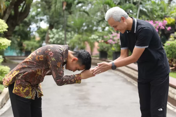  Gibran sungkem ke Ganjar (Screenshot Twitter @ganjarpranowo)