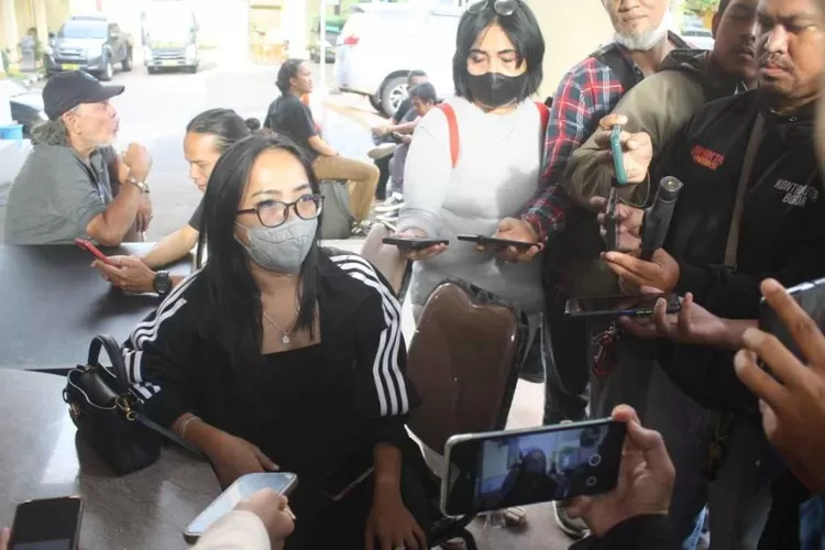 Salah seorang korban penipuan investasi satwa langka saat melapor ke Polresta Bogor Kota.  (Foto: Sofyansyah/Radar Bogor)