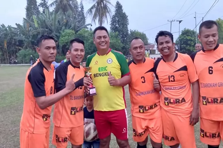 Pemain PS Ratu Memegang Piala Juara Usai Turnamen  (Realitasonline/FSP)