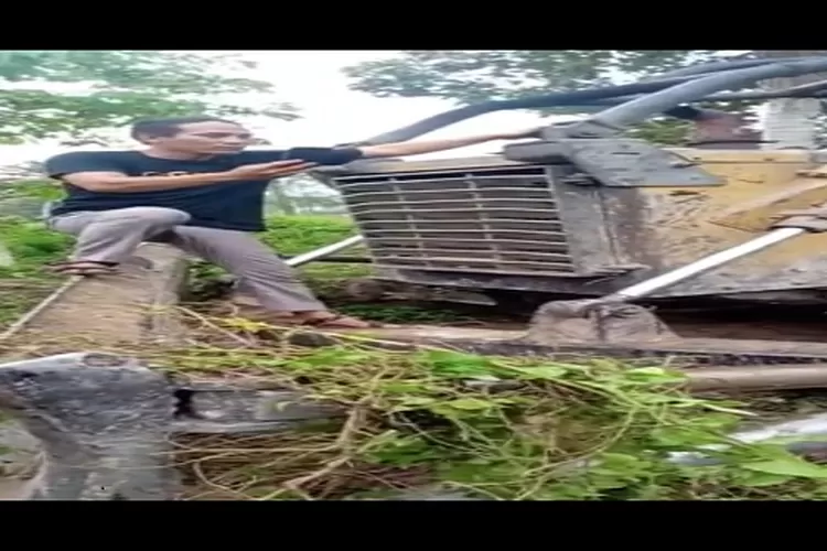 Seorang warga erusaha naik ke atas boldoser untuk melakukan penghadangan (Realitasonline/zul)