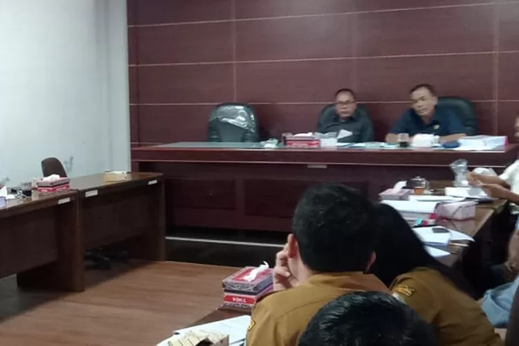 Suasana rapat di ruang komisi C DPRD Taput. (Realitasonline/MN)