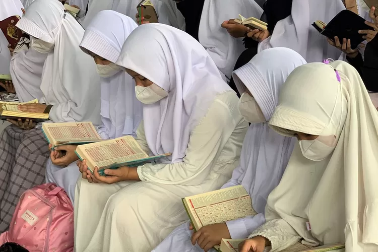 Santri sesang Melakukan Khataman Al Quran Berjamaah  di Dufan Ancol 