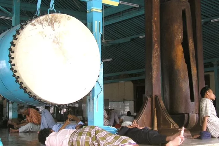 Bedug peninggalan Sunan PB X di Masjid Agung Surakarta.  (Foto: Koko Triarko)