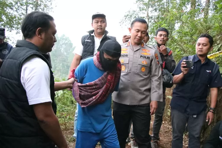 Polres Banjarnegara saat menangkap Slamet Tohari, dukun pengganda uang di Banjarnegara yang sudah membunuh 12 korban.  (Polda Jateng)