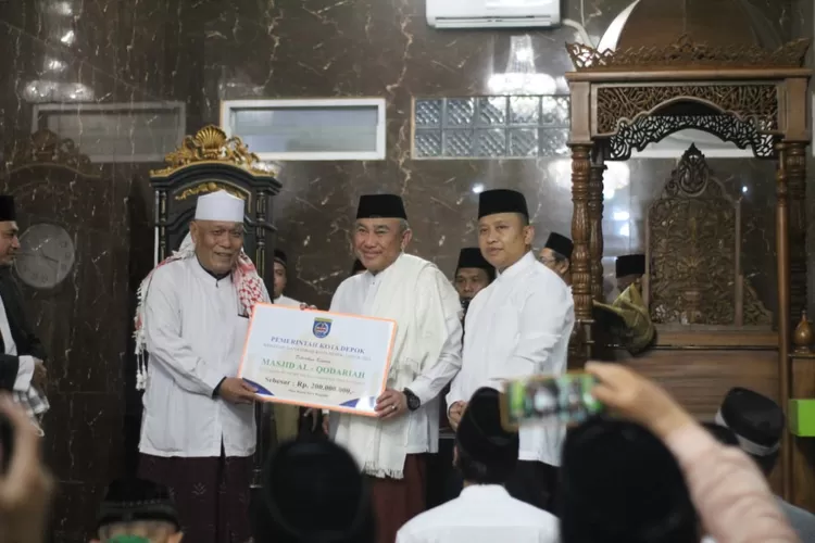 Walikota Depok, Mohammad Idris Depok bersama bank bjb dan Baznas Kota Depok memberikan bantuan kepada Masjid Al Qodariah Kelurahan Cimpaeun, Kecamatan  Tapos, Senin (3/4).
