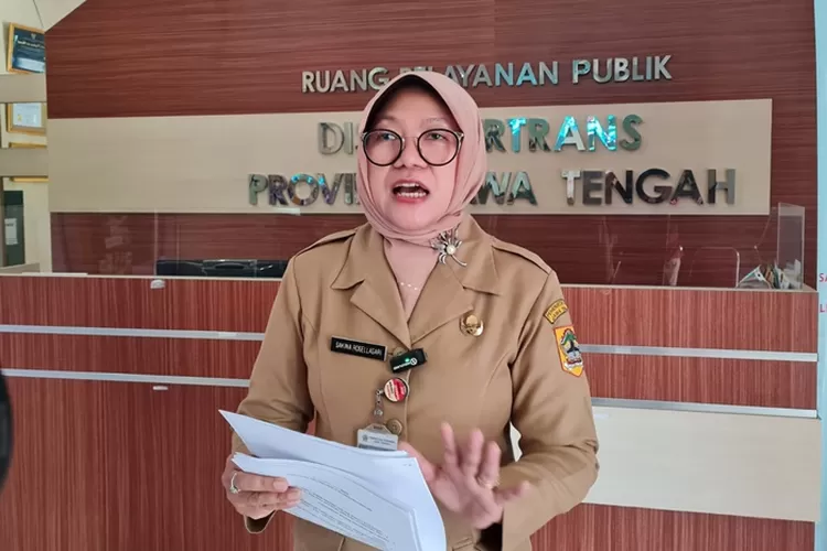 Kepala Dinaskertrans Jateng Sakina Rosellasari saat menerangkan posko aduan THR Jateng.  (Humas Jateng)