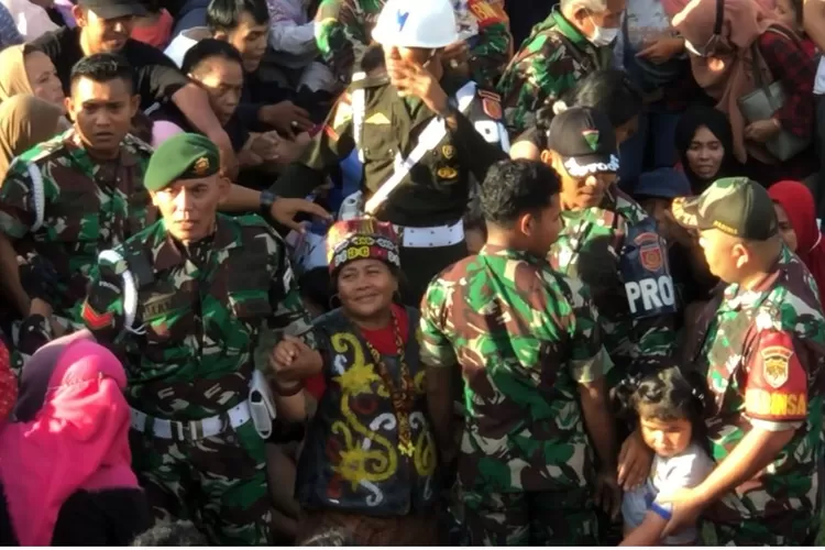 SAMBUT : Kedatangan Ida Dayak yang disambut ribuan pasien yang sudah menunggu sejak lama di Madivif I Kostrad Cilodong.  (ANDIKA EKA/RADAR DEPOK)