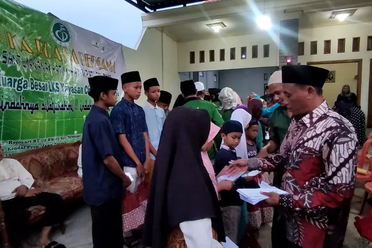 Santunan dan bantuan sembako untuk yatim piatu dan duafa dari Yayasan CDK dalam safari ramadhan di Desa Plantaran. (edi prayitno/kontriburo Kendal)