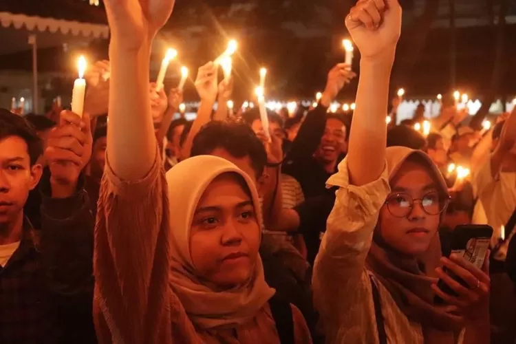Aksi 1000 lilin dan doa bersama untuk sepak bola Indonesia di Gedung Joeang 45, Jakarta, Selasa (4/4/2023).