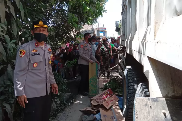 Gagal Nyalip, Pemotor Tewas Terlindas Truk Tambang Di Rumpin Bogor ...