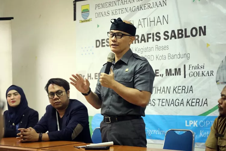 Wakil Ketua DPRD Kota Bandung, Dr. H. Edwin Senjaya, S.E., M.M., memberikan pengantar pada Pembukaan Pelatihan Desain Grafis Sablon, di PT INTI, Kota Bandung.