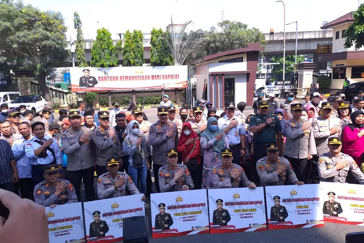 Kapolri yang diwakili Kadiv Humas Irjen Sandi Nugroho menyerahkan bansos kepada warga yang membutuhkan dan terdampak bencana di halaman Polres Jakarta Utara. (Sadono )