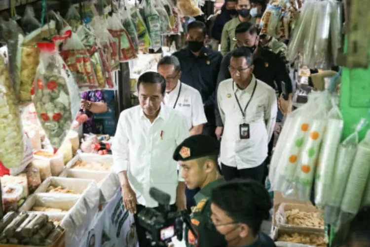 Presiden Jokowi didampingi Pj Gubernur DKI Heru Budi Hartono dan Mendag Zulkufli  Hasan meninjau oasar tradiaional untuk memastikan  stock oangan dan harga menjelang Lebaran, Rabu (5/4/2023)