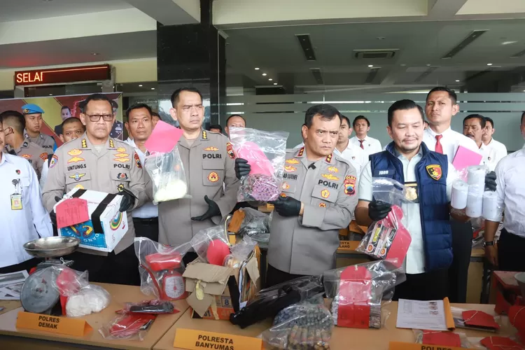 Kapolda Jateng Irjen Pol Ahmad Luthfi saat menunjukan barang bukti atas kasus petasan. (Polda Jateng)