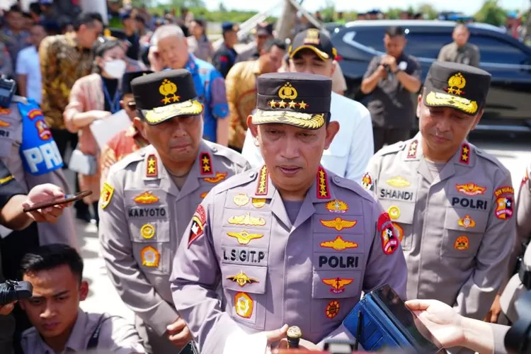 Kapolri Jenderal Pol. Listyo Sigit Prabowo memberikan keterangan kepada wartawan di Tangerang, Banten, Rabu (5/4/2023).  (ANTARA/HO-Divisi Humas Polri)