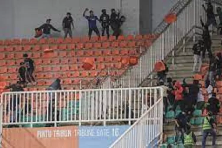 Kerusuhan antar suporter pada laga Persib Bandung VS Persis Solo