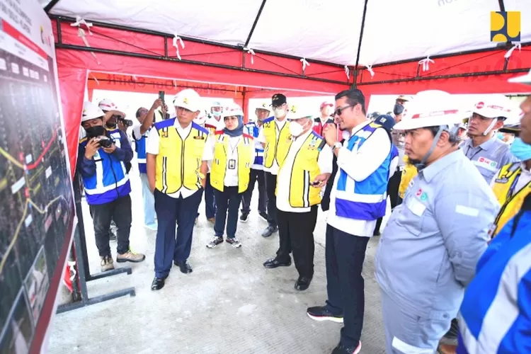Menteri Pekerjaan Umum dan Perumahan Rakyat (PUPR) Basuki Hadimuljono meninjau progres pembangunan Jalan Tol Solo - Yogyakarta..