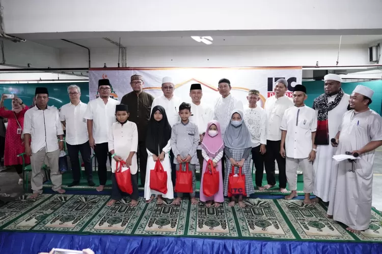 Sekda Depok, Supian Surut Turut Berbagi dalam Santunan Anak Yatim yang Diadakan Masjid Al-Barkah ITC Depok