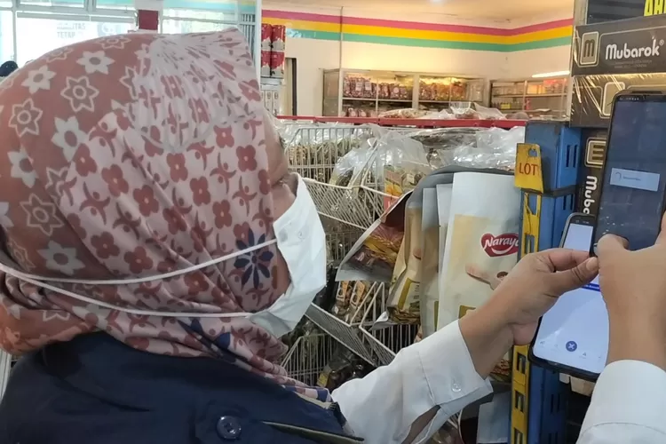 Pengawas Farmasi Makanan Ahli Muda BPOM Semarang, Sukriyah, mengecek makanan di minimarket di wilayah Kabupaten Batang. (Foto: dok)