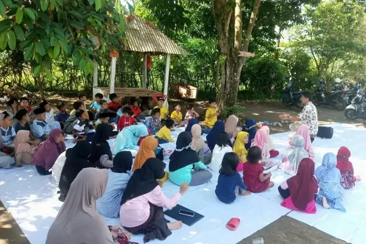 Kegiatan RW Ramah Anak di Masjid As-Syukur RW 01 Kelurahan Ratujaya, Kecamatan Cipayung.