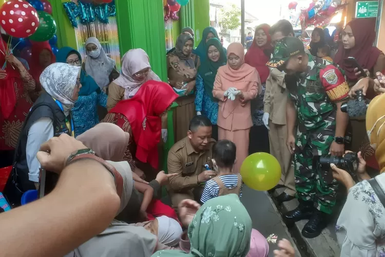 Pelaksanaan Sub Pekan Imunisasi Nasional (PIN) Polio di Kelurahan Mekarjaya, Kecamatan Sukmajaya yang di hadiri oleh Sekretaris Daerah, Supian Suri.