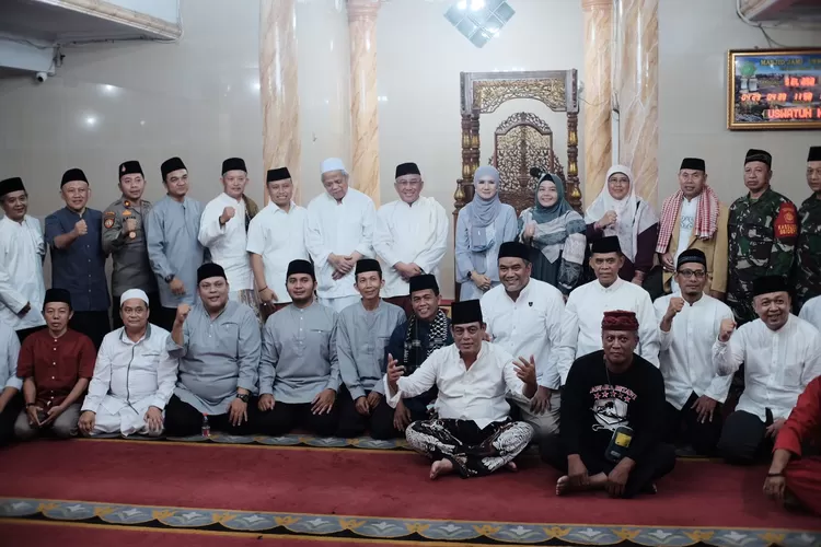 Walikota Depok, Mohammad Idris memberikan beberapa bantuan dan dana hibah kepada Masjid Uswatun Hasanah Kelurahan Curug, Kecamatan Cimanggis.