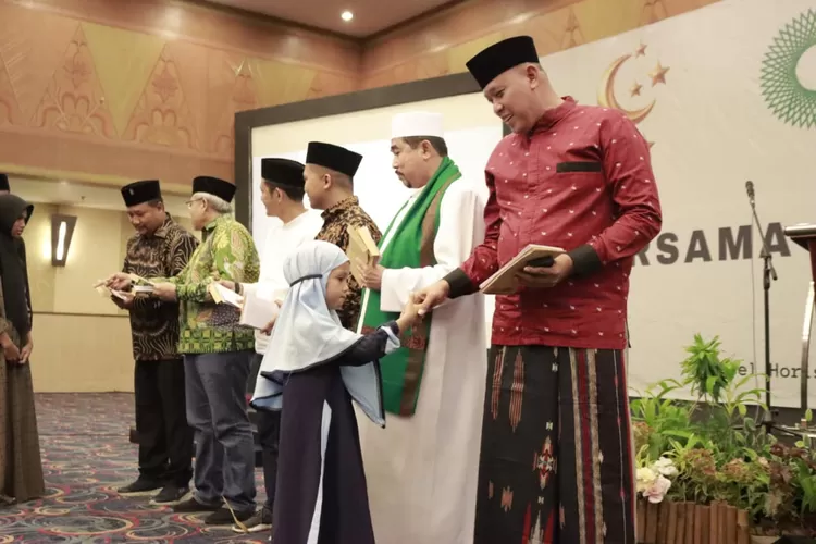 Plt Wali Kota Bekasi memberi santunan anak yatim HPN Kota Bekasi. (Humas Pemkot Bekasi)