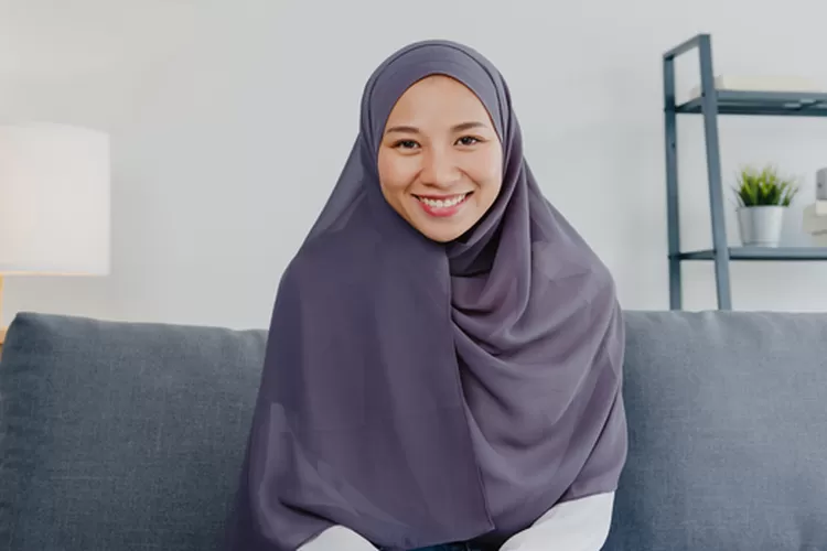 Ilustrasi/ Perawatan rambut yang tepat akan membuat kepala mu semakin nyaman saat meggunakan hijab (Tirachardz/ Freepik)