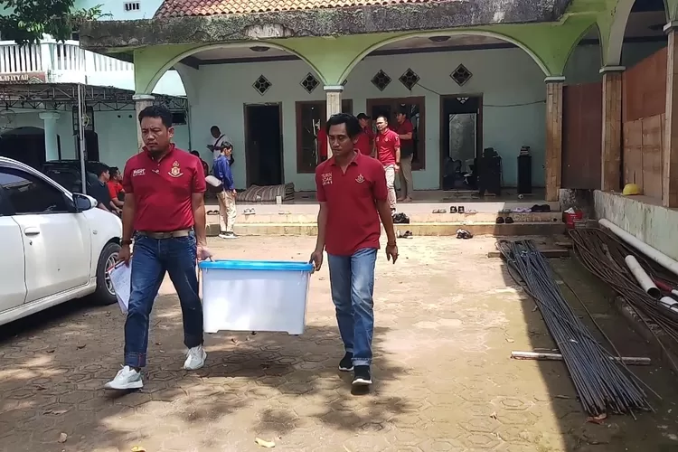 Sejumlah anggota dari unit PPA Satreskrim Polres Batang melakukan olah TKP di Ponpes Kecamatan Bandar, Kabupaten Batang. Foto: Muslihun/kontributor Batang.