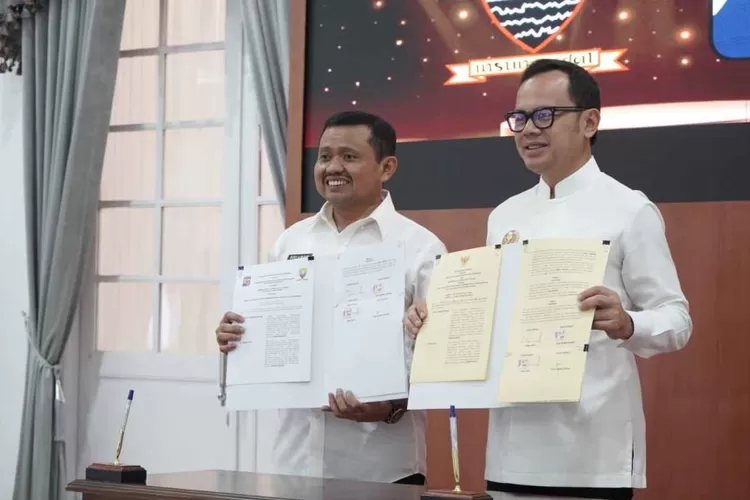 Wali Kota Bogor, Bima Arya (kiri).