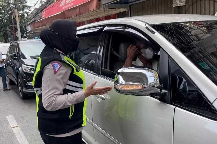 ILUSTRASI: Satlantas Jakarta Selatan Beri Himbauan di Sepanjang Jalan Santa Agar Tidak Parkir di Bahu Jalan (6/5). Pemprov DKI Jakarta bakal mewajibkan pemilik mobil punya garasi. (Twitter/TMCPoldametro)