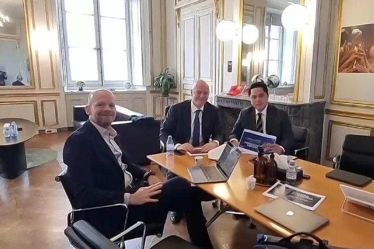 FIFA akhirnya menjatuhkan sanksi untuk Indonesia. Tampak Ketua PSSI Erick Thohir saat bertemu Presiden FIFA Gianni Infantino di Paris, Prancis (Dok PSSI)