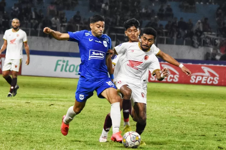 Pemain PSIS Semarang Vitinho saat berduel dengan pemain PSM Makassar Yance Sayuri.  (Ayosemarang.com/ Audrian Firhannusa)