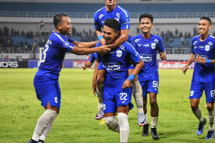 Hari Nur Yulianto selebrasi bersama para pemain PSIS Semarang. Hari Nur membantu PSIS menang 4-0 atas PSM Makassar.  (Ayosemarang.com/ Audrian Firhannusa)