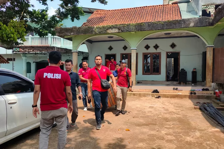 Sejumlah anggota dari unit PPA Satreskrim Polres Batang melakukan olah TKP di Ponpes Desa Wonosegoro, Kecamatan Bandar, Kabupaten Batang. (Foto: Muslihun kontributor Batang)