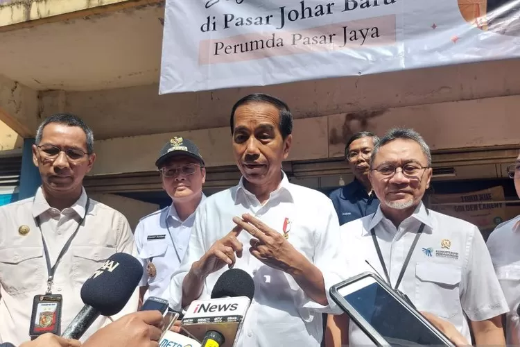Presiden Joko Widodo memberikan keterangan di Pasar Johar Baru, Jakarta, Rabu (4/4/2023).  (ANTARA/Mentari Dwi Gayati)