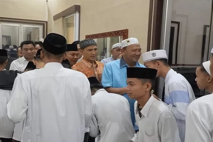 Plt Bupati Langkat H Syah Afandin bersama santri (Realitasonline/AA)
