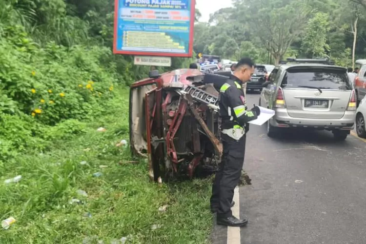 Sebuah minibusr rusak parah selepas menghantam pembatas jalan di Jalan Bukittinggi-Padang Panjang, Kabupaten Agam (dok. Satlantas Polresta Bukittinggi)
