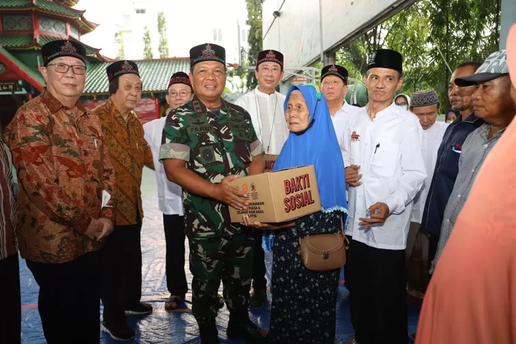 Pangdam V/Brawijaya Mayjen TNI Farid Makruf menyerahkan tidak kurang 1000 paket sembako bagi dhuafa dan anak yatim di Masjid Cheng Hoo, Surabaya, Kamis (6/4/2023).
