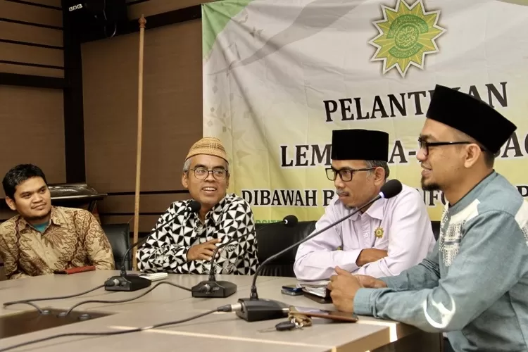 Ketua Infokom PERSIS Dr. Ihsan Setiadi Latief (baju bercorak hitam putih) didampingi Jejen Jaenudin M.Pd, Dr. Andi Hendrawan dan Dr. Ginanjar Nugaraha ketika berdialog dengan tim media sosial PERSIS - Foto: Henry Lukmanul Hakim