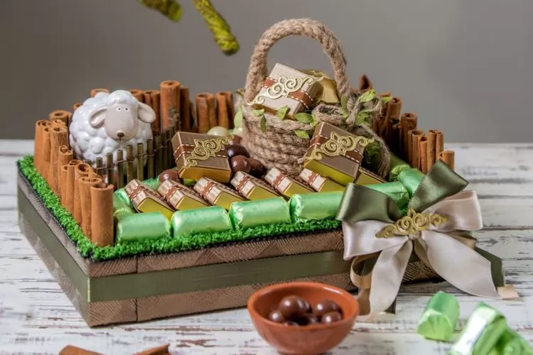 hampers adalah hadiah yang dapat kamu berikan kepada sanak saudara serta keluarga untuk dapat menjalin silahturami lebih erat lagi. Bisnis hampers pun menjadi pilihan yang tepat untuk bisa mendapatkan cuan menjelang hari raya (Foto : Freepik)
