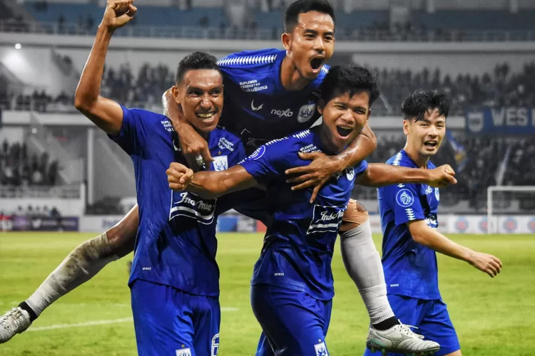 Bayu Fiqri (depan) mencetak gol kedua bagi PSIS Semarang. PSIS vs PSM Makassar sementara 2-0.  (Ayosemarang.com/ Audrian Firhannusa)