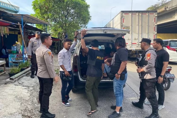 Tim patroli Polsek Cengkareng mencokok 6 orang pelaku pemalakan terhadap sopir truk. (istimewa)