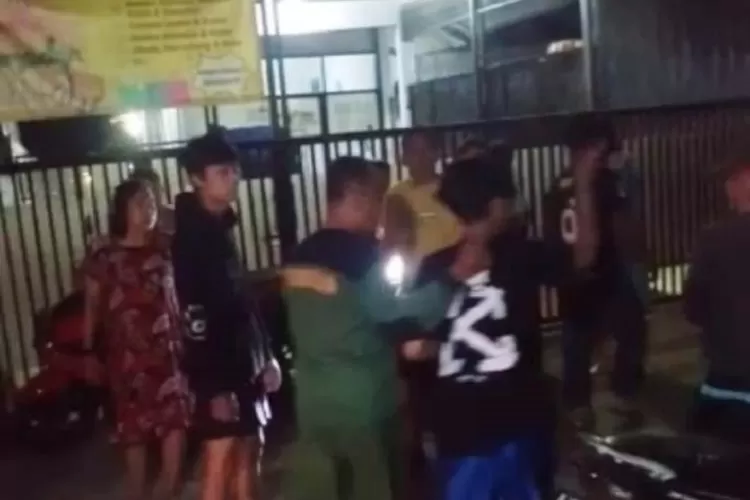 DITANGKAP : Pemuda diduga terlibat aksi tawuran ketika diamankan Linmas Kelurahan Bojongsari, Kecamatan Bojongsari, Jumat (7/4) dini hari.&nbsp; (ISTIMEWA)