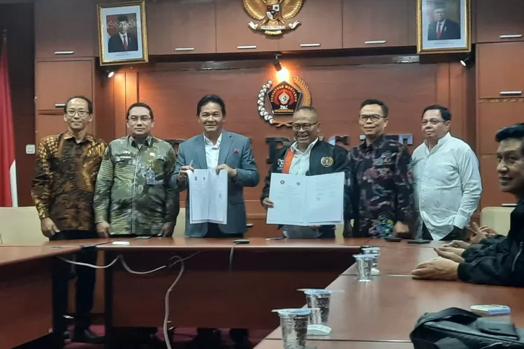 MoU ditandatangani oleh Ketua DKPP Heddy Lugito dan Ketua Umum PWI Atal S. Depari di markas PWI Pusat, Jakarta Selatan, Kamis (6/4/2023). (Humas PWI Pusat)