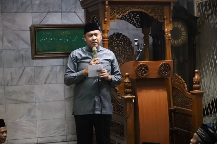 Plt Wali Kota Bekasi Tri Adhianto saat tarawih keliling. (Humas Pemkot Bekasi)